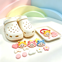 Breloques de chaussures 3D personnalisées pour filles, motif dessin animé, avec boutons et décorations florales, en PVC, design à trous pour chaussures à trous