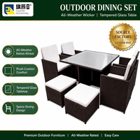 Ensemble de salle à manger d'extérieur 9 pièces en rotin PE, table carrée en verre, 4 fauteuils, 4 poufs cubes, pour patio et jardin