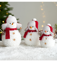 Adorable poupée bonhomme de neige en peluche tricotée, ornement de table en polyfoam, idéal pour le sapin de Noël et la décoration intérieure.