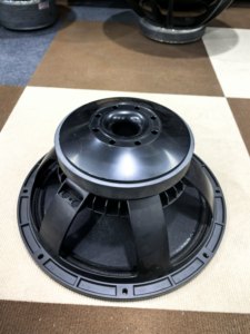 <span class=keywords><strong>Subwoofer</strong></span> YK 15TBX100 - 8 Ohm - 15''/<span class=keywords><strong>38</strong></span> <span class=keywords><strong>cm</strong></span> - 2000 Watts - Sensibilité 1W/1m : 96dB - Plage de fréquences : <span class=keywords><strong>38</strong></span> Hz-2000 Hz - Panier en aluminium - Product Image 5
