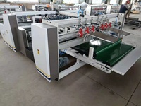 Machine automatique de collage de deux pièces en une pour les boîtes en carton RSC