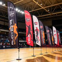 Drapeau publicitaire personnalisé à impression numérique par sublimation, avec base lestée, pour événements extérieurs et promotion.
