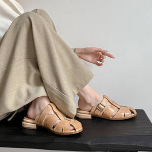 Sandalias planas de estilo casual y moderno, con parte superior redonda cubierta de cuero, huecas y transpirables, tipo slip-on. - Product Image 3