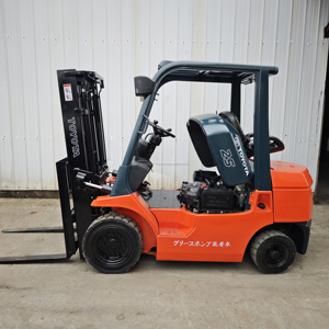 Transpaleta diésel usada de 2.5 toneladas, modelo 2023, 4WD, con mástil de dos etapas y desplazamiento lateral para contenedores. - Product Image 6