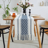 Chemin de table en coton et lin jacquard tissé, motif végétal moderne, luxe, noir et blanc, écologique, réutilisable