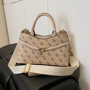 Sac à bandoulière <span class=keywords><strong>Guess</strong></span> élégant et monogrammé avec large sangle et petit sac carré - Product Image 4