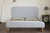Base de Cama Moderna Tapizada en Tela Gris Claro, Tamaño Queen, Fácil de Montar, Ideal para Apartamentos de Alquiler