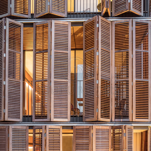 Panneaux <span class=keywords><strong>à</strong></span> lamelles en alliage d'aluminium au design unique, ouverture verticale, volets extérieurs pour hôtel - Product Image 3