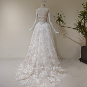 LY115 Robe de mariée en dentelle à motif brodé Royal Sweetheart pour femmes - Product Image 2