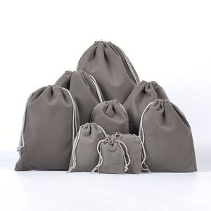 Sac cadeau en velours gris personnalisé, recyclable et écologique, 7 x 9 cm, avec cordon de serrage, pour bijoux et cosmétiques, logo imprimé à l'écran, finition gaufrée - Product Image 2
