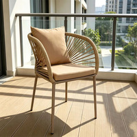Ensemble bistrot moderne de conception récente pour l'extérieur, table à manger confortable en marbre et chaises en rotin pour patio, jardin, café, balcon