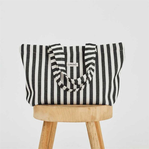 Sac fourre-tout d'été pour femme extra large portable vert blanc rayé sergé de coton résistant à l'eau ouvert pour les voyages à la plage - Product Image 1