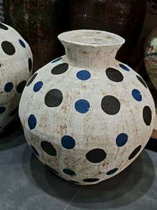 Surface rugueuse crème poterie wabi sabi vase ensemble ancien vase en céramique grec vase à pois noirs - Product Image 3