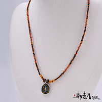 Collier ethnique bohème tendance en perles de cristal naturel œil de tigre avec pendentif ovale en émail et accent argenté pour femme – Idéal comme cadeau