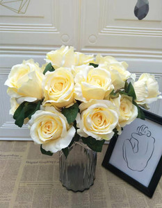 Rosa Artificiale 12 Teste Bouquet di Rose Artificiali in Seta per Decorazioni Matrimoni ed Eventi Rose Bianche e Rosse per Laurea - Product Image 5