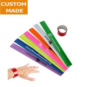 Tingkatkan Merek atau Acara Anda Bungkus Pergelangan Tangan Dalam Gelang Slap PVC Kustom Jepret - Product Image 1