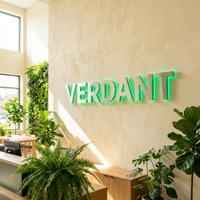 Enseigne publicitaire LED 3D personnalisée Zhilin avec étanchéité IP65 pour la décoration de magasins, bars ou boutiques de tabac