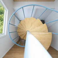 Escaliers en spirale personnalisés avec marches en bois |   Robuste et moderne pour appartement intérieur ou grenier