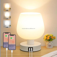 Lampe de chevet et de bureau LED moderne à trois vitesses de luminosité réglable, avec cadre en fer et verre blanc, prise E26 et port USB