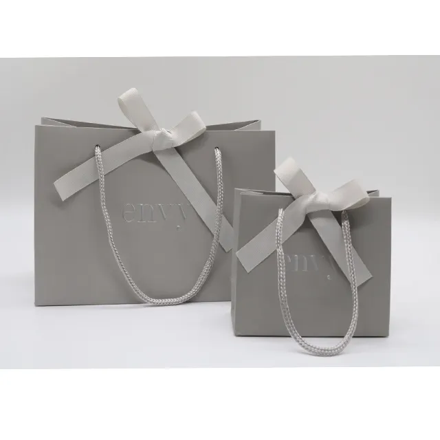 Caja de papel de lujo personalizada al por mayor impresa en relieve Logotipo de plata Boutique gris compras regalo bolsas de papel con su propio logotipo