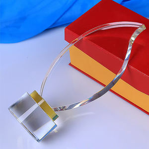 Gravure au laser personnalisée Champions Souvenirs en forme de flamme vierge Trophée en verre de cristal Plaque de récompenses pour cadeau de joyeux anniversaire - Product Image 3