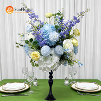 Realistich blauw wit geel roos hortensia delphinium kunstbloemenarrangement hoge zwarte vaas bruiloftstafel