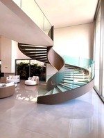 Escalier en colimaçon avec marches en bois, balustrade en verre, poteaux en alliage d'aluminium et main courante pour escalier courbé