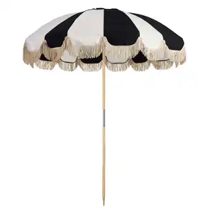 مظلة خشبية من الألومنيوم مخصصة بشعار مطبوع مظلة شمسية للشاطئ باللون الوردي بالخارج بحافة مزينة بشُرّابات