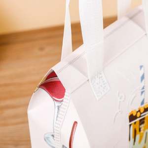 ถุงเก็บความเย็นแบบใช้แล้วทิ้งสำหรับใส่อาหารกลางวัน ขนมปัง เค้ก  แบบมีหูหิ้ว  ผลิตจากวัสดุ PP ไม่ถักทอ  ปิดผนึกด้วยคลื่นอัลตราโซนิก  แบบกำหนดเองได้ - Product Image 6