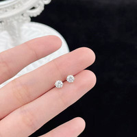 Boucles d'oreilles clous en or jaune 18 carats avec diamant de laboratoire solitaire rond effet ombre à six griffes, simples et élégantes