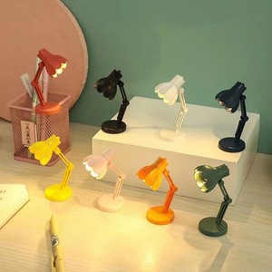 Mini <span class=keywords><strong>LED</strong></span> lampada da scrivania per la lettura di notte caldo bianco Emittance a batteria per camere da letto pieghevole portatile piccola luce notturna - Product Image 4