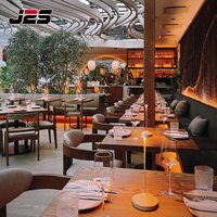 Bancs rembourrés J2S sur mesure pour restaurants commerciaux avec tables et chaises en bois pour projets hôteliers modernes