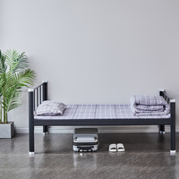 Lit simple avec cadre de lit King en métal et mobilier de chambre à coucher en bois