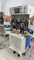 Machine de moulage et de pose de embouts pour chaussures de sport en cuir, à deux froids et deux chauds