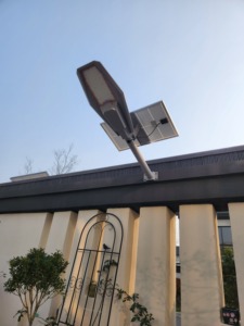 Lámpara Solar de Calle para Exteriores con Control Remoto, Luz de Jardín Impermeable de 400W - Product Image 1