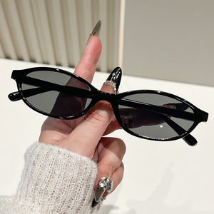 Lunettes de soleil œil de chat, monture noire, verres PC, protection UV400, style rétro tendance pour femmes - Product Image 4