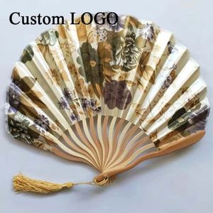 Éventails pliants modernes en bambou sculpté avec des pompons pour la décoration de mariage et les cadeaux - Product Image 1