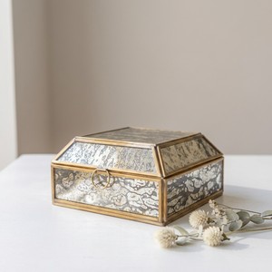 Boîte de rangement et organisateur de bijoux en métal avec cadre en laiton et verre miroir, taille personnalisée pour la décoration intérieure - Product Image 1