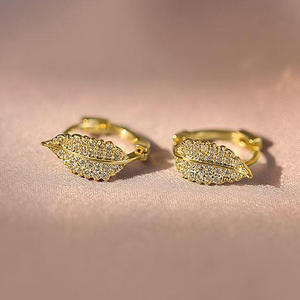 Pendientes de Aro con Plumas Doradas, Oro de 18K, Engaste de Diamantes, Joyería Fina para Uso Diario de Mujer - Product Image 4