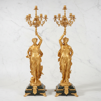 Une paire de chandeliers à 6 bras de style rococo, en laiton ornementé et marbre noir/rouge/vert, avec des statues figurées de la déesse de la Lumière en or 24 carats.