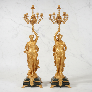 Une paire de chandeliers à 6 bras de style rococo, <span class=keywords><strong>en</strong></span> laiton ornementé et marbre noir/rouge/vert, avec des statues figurées de la déesse de la Lumière <span class=keywords><strong>en</strong></span> or 24 carats. - Product Image 1