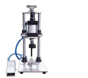 Machine électrique pneumatique pour le sertissage et la fermeture de bouchons de parfum et de boissons - Product Image 1