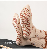 Chaussettes antidérapantes roses à motif fraise pour femmes, chaussettes de yoga et de pilates à volants, chaussettes de fitness et de barre, chaussettes de sol, logo personnalisé OEM