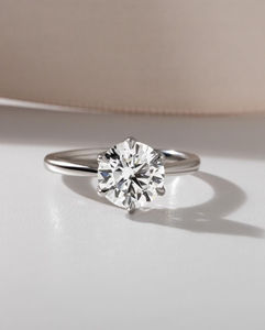 Anillo de Compromiso Redondo de Moissanita, Anillo de Moda de Plata Esterlina 925, Engaste Clásico de Puntas, Alto Brillo, Diseño Personalizado - Product Image 2