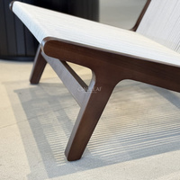 Chaise d'extérieur en bois avec assise et dossier en corde pour jardin, patio et villa