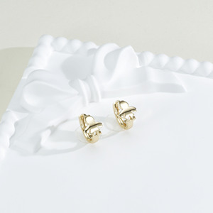 Boucles d'oreilles croissant vintage françaises en or 14 carats, créoles torsadées épaisses en forme de corde - Bijoux quotidiens en métal texturé pour femmes - Product Image 6