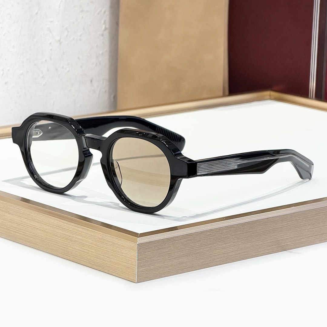 Monture argentée noire, verres transparents à teinte marron variable.