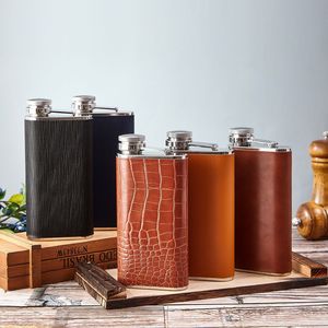 Fiaschetta per Whisky in Acciaio Inox 304 da 270ml, Design Retrò di Lusso Portatile, Contenitore per Vino con Rivestimento in Pelle - Product Image 1