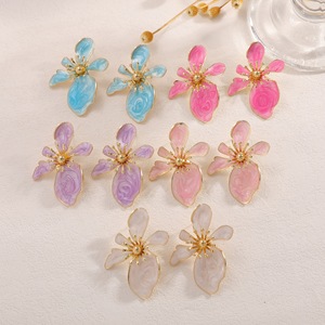 Pendientes de Botón Grandes con Forma de Flor Irregular de Metal de Color Creativo Estilo Europeo-Americano, Chapados en Oro de 24K, Unisex, Regalo Clásico - Product Image 1