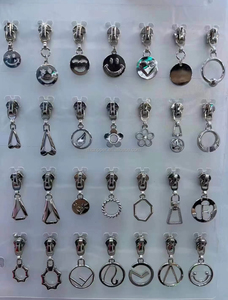 Bán Buôn Vòng Thư Hình Dạng OEM Dập Nổi Làm Biểu Tượng Tùy Chỉnh Túi Kim Loại Dây Kéo Thanh Trượt <span class=keywords><strong>Puller</strong></span> Cho Ví/Quần Áo - Product Image 4